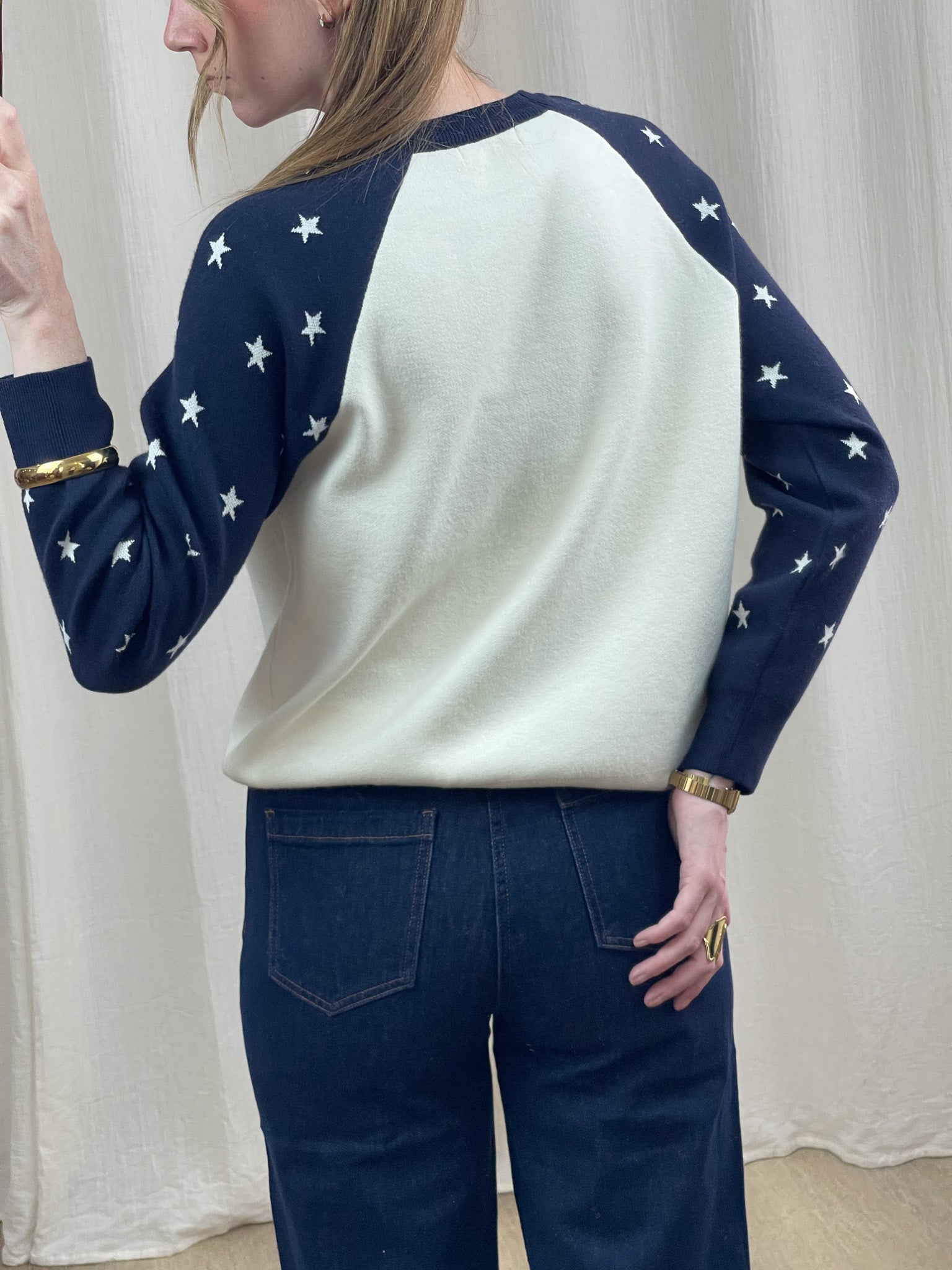 Pull raglan bicolore blanc et bleu marine à motif étoiles blanches, style casual chic femme