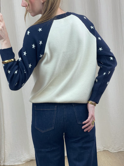 Pull raglan bicolore blanc et bleu marine à motif étoiles blanches, style casual chic femme