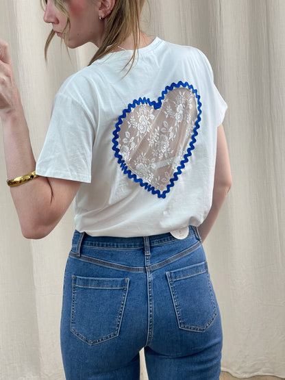 T-shirt blanc femme avec coeur en dentelle transparente et bordure bleue ondulée style romantique tendance