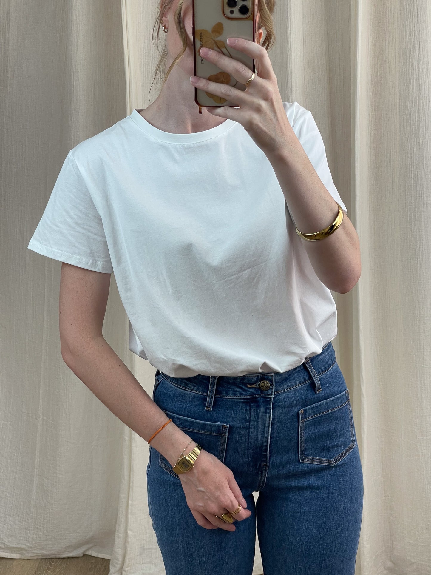 T-shirt blanc coton coupe droite col rond femme porté avec jean taille haute style minimaliste