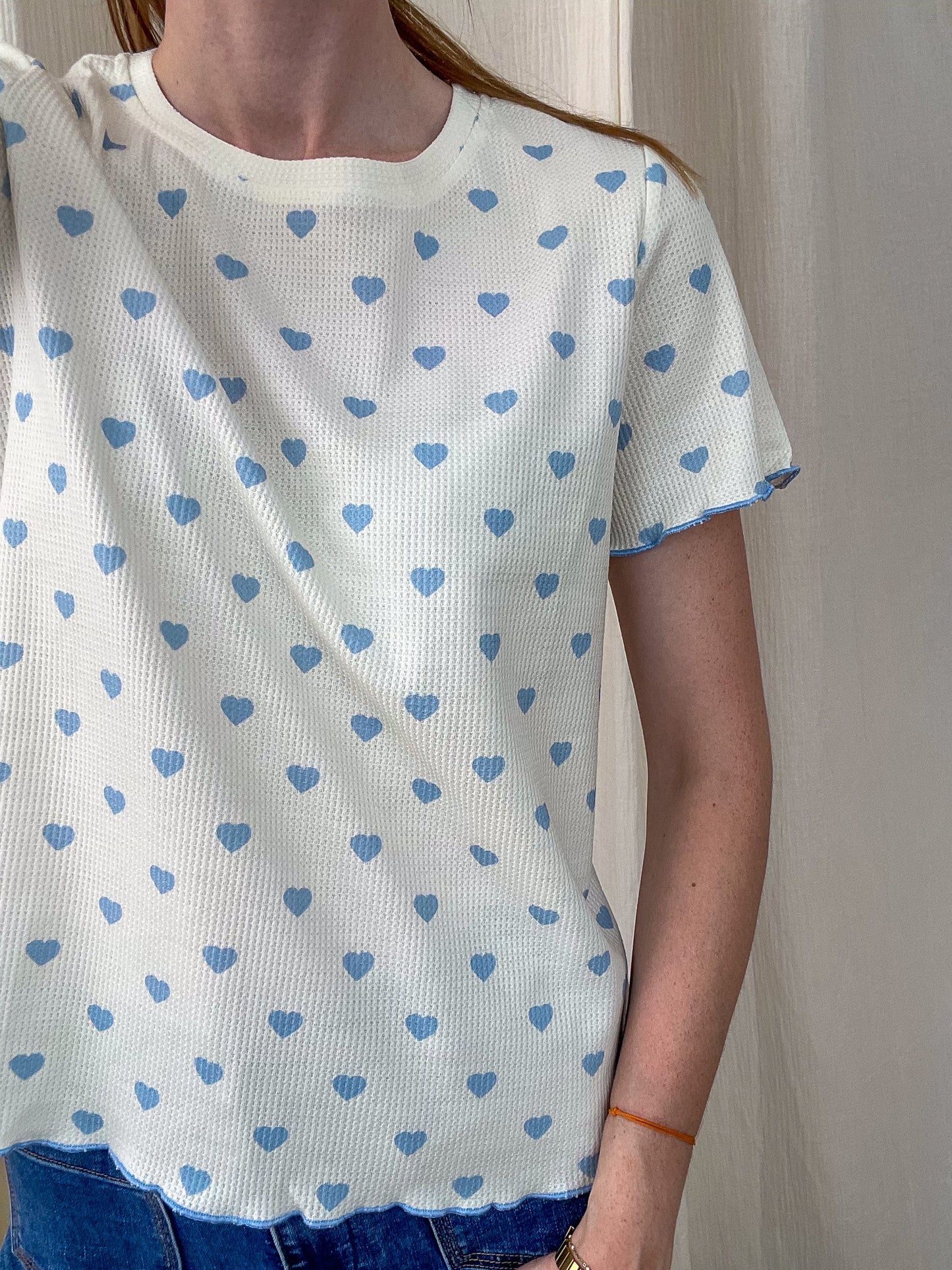 T-shirt blanc imprimé petits cœurs bleus manches courtes coupe droite femme style casual romantique