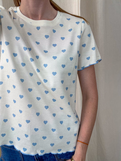 T-shirt blanc imprimé petits cœurs bleus manches courtes coupe droite femme style casual romantique