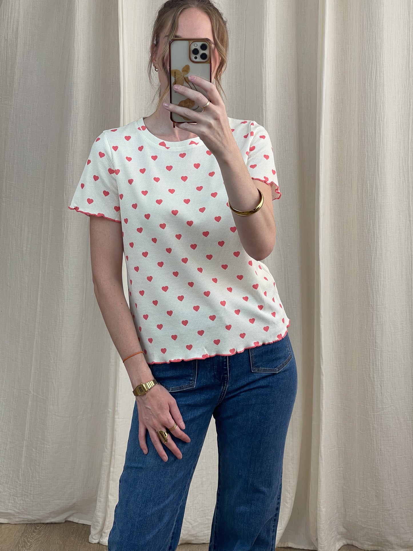 T-shirt blanc imprimé coeurs rouges manches courtes finitions volantées femme style romantique