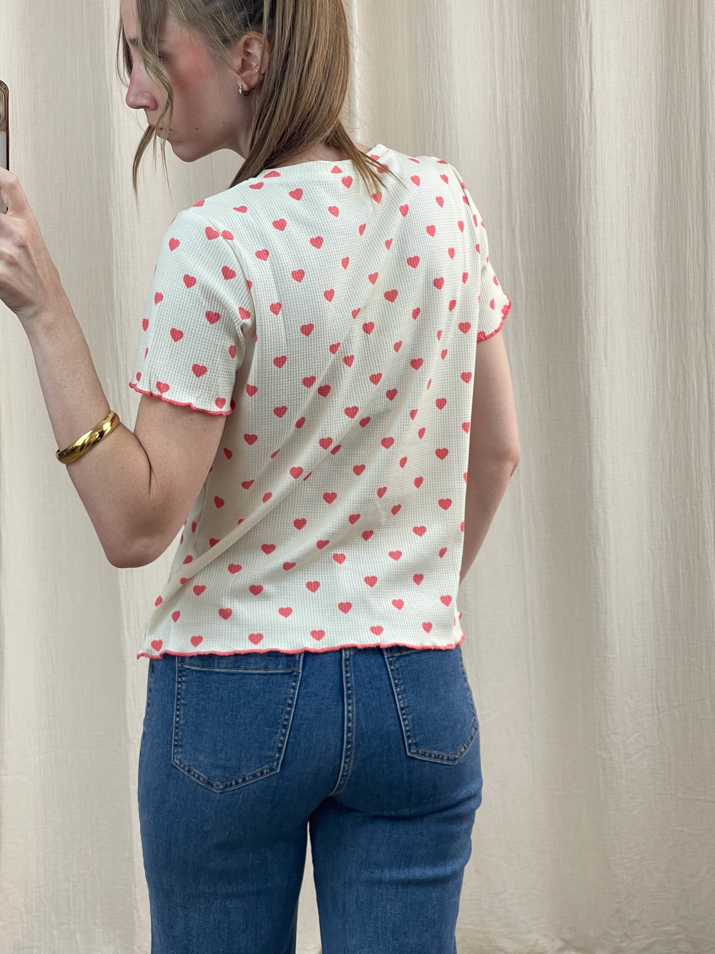 T-shirt blanc imprimé coeurs rouges manches courtes finitions volantées femme style romantique