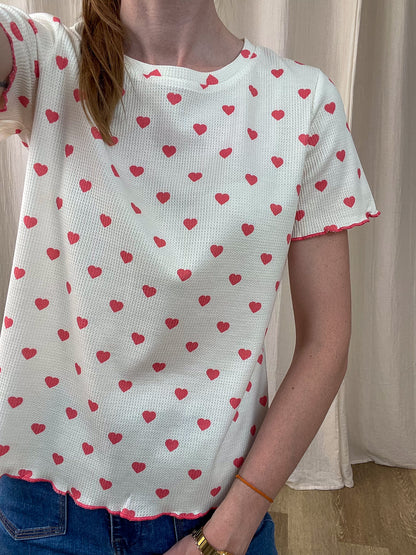 T-shirt blanc imprimé coeurs rouges femme coupe droite manches courtes style romantique casual