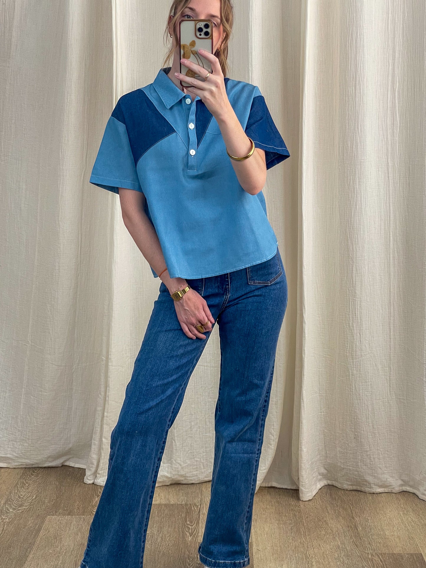 Chemisier Juliette bleu bicolore à col polo et manches courtes, coupe boxy décontractée femme style vintage