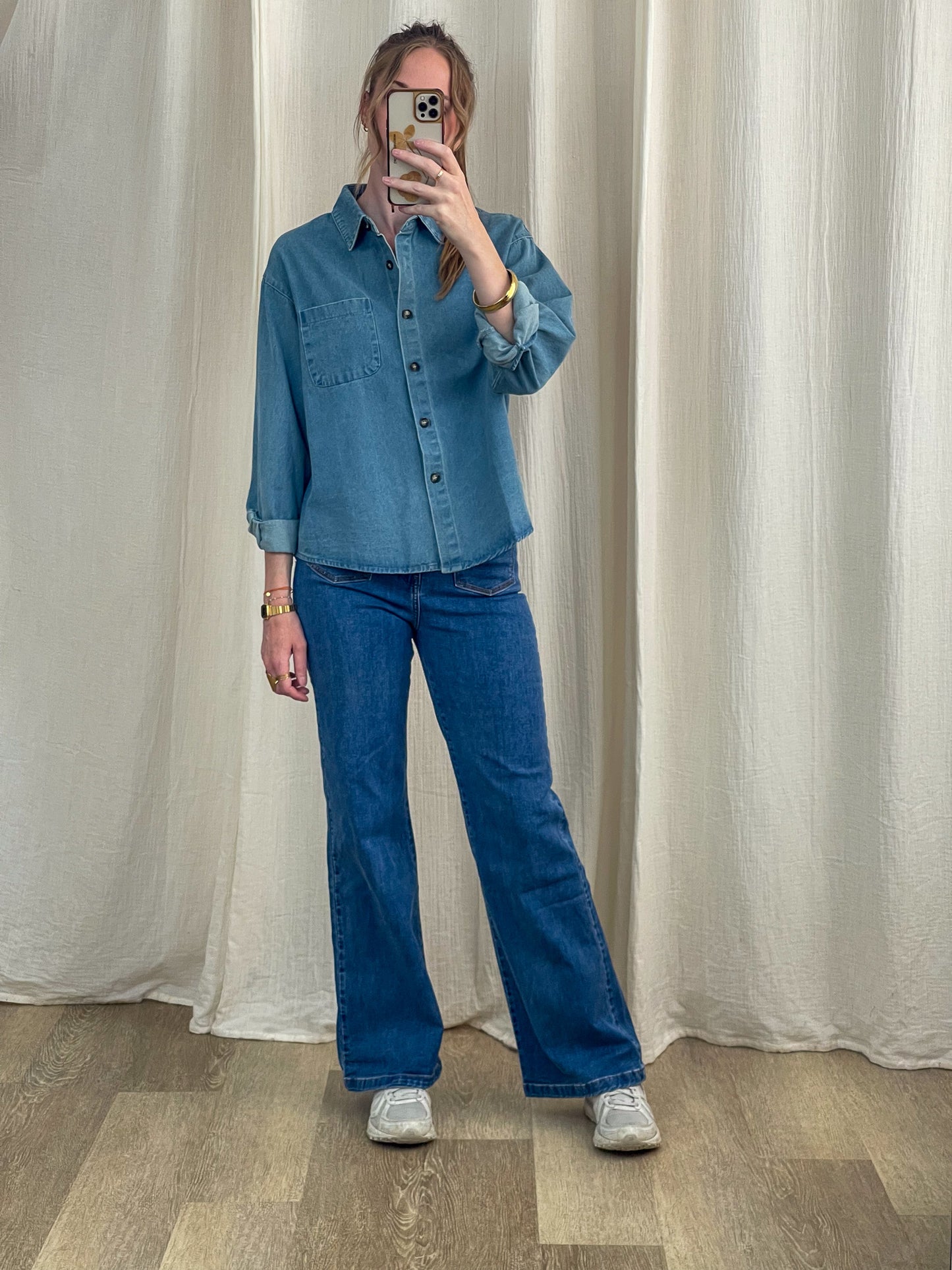 Chemise en jean bleu clair coupe oversize avec poche poitrine, style casual femme, portée avec jean flare