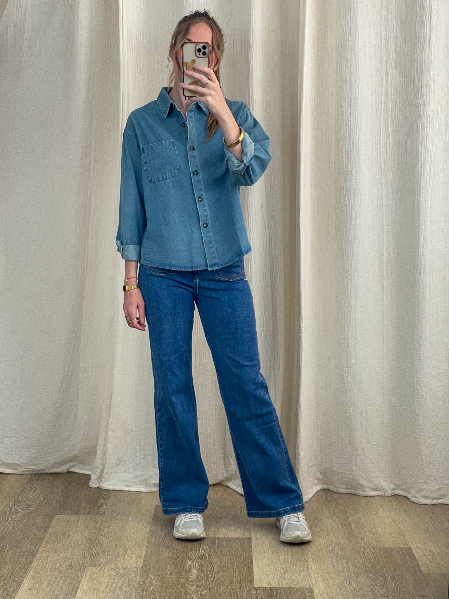 Chemise en jean bleu clair coupe oversize avec poche poitrine, style casual femme, portée avec jean flare