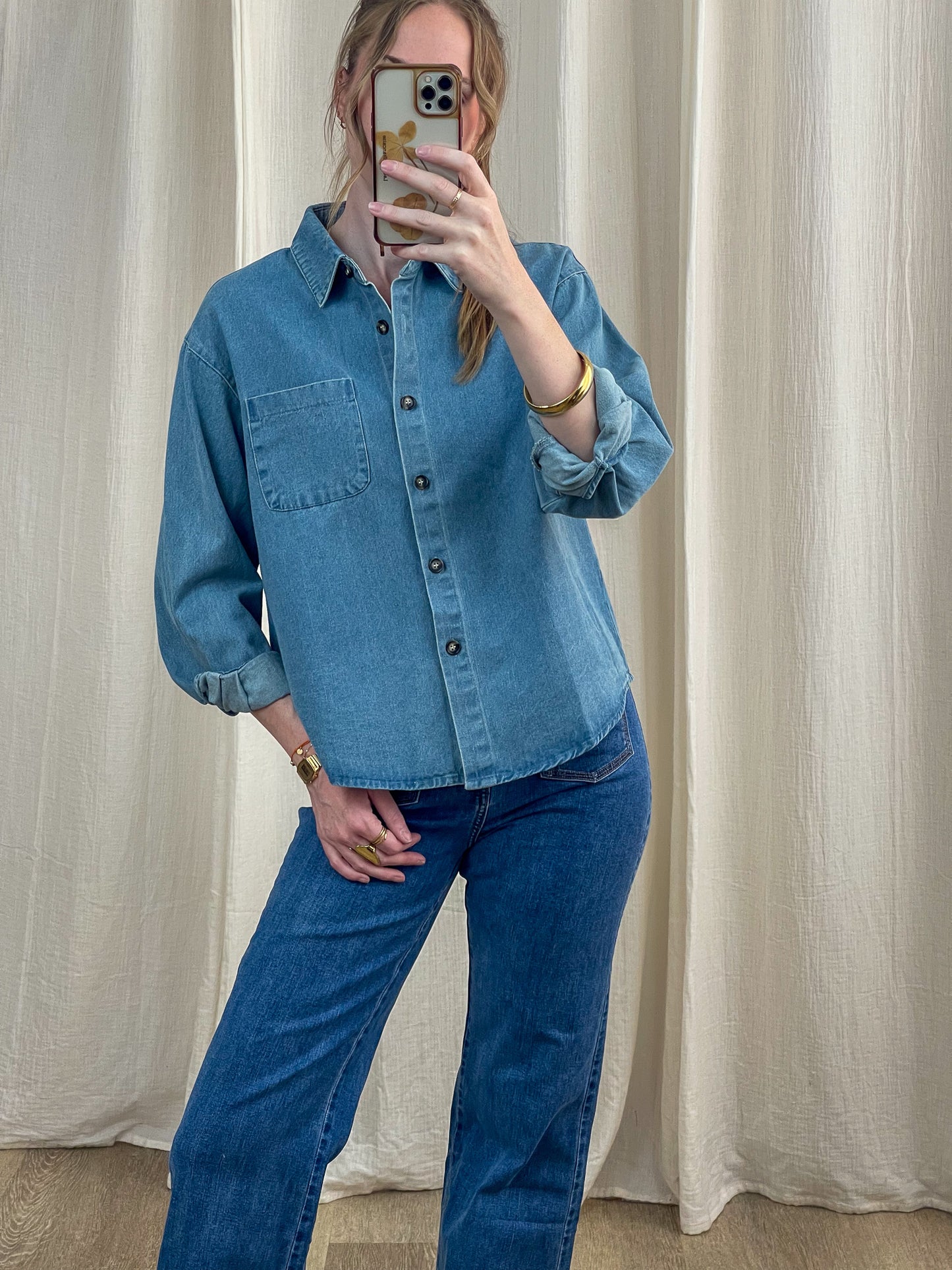 Chemise en jean bleu clair femme coupe oversize avec poche poitrine et boutons, style denim casual chic