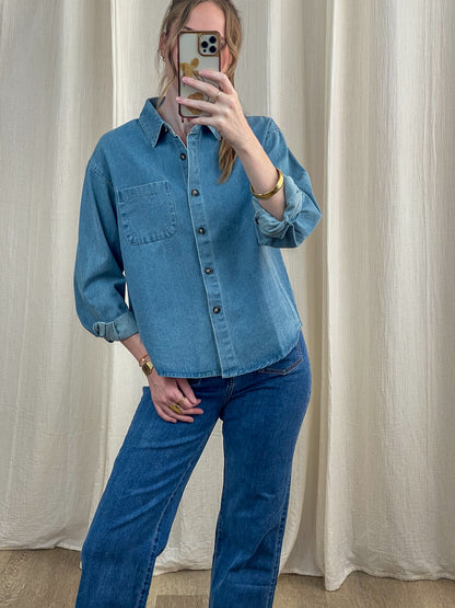 Chemise en jean bleu clair femme coupe oversize avec poche poitrine et boutons, style denim casual chic