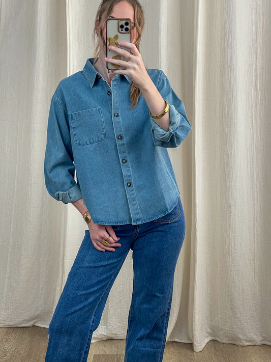 Chemise en jean bleu clair femme coupe oversize avec poche poitrine et boutons, style denim casual chic