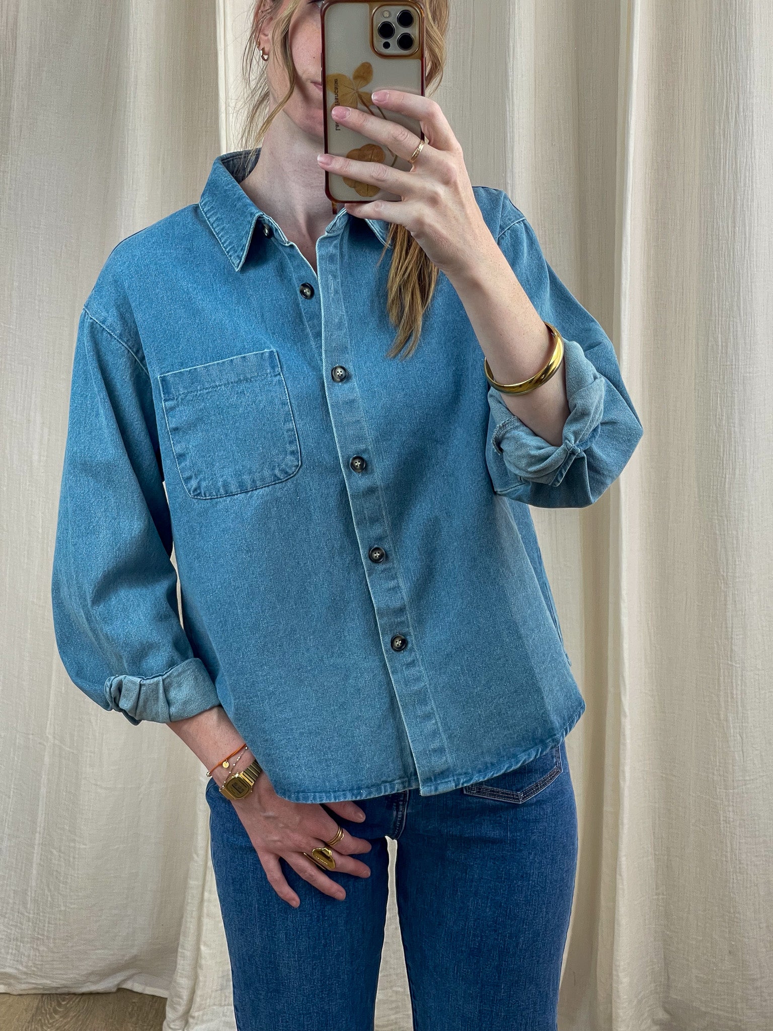Chemise en jean bleu clair coupe oversize femme avec poche poitrine et boutons contrastants style casual