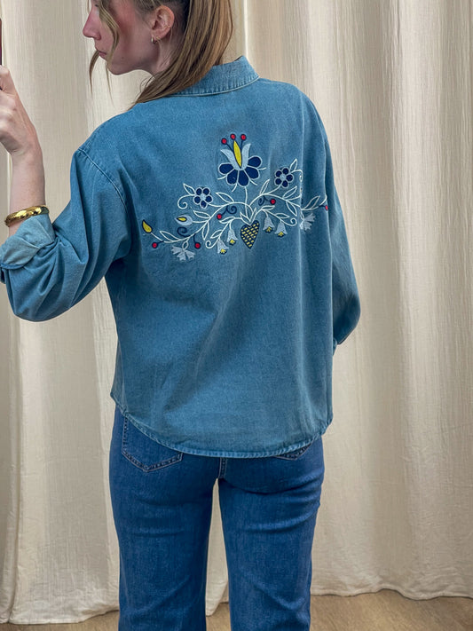 Chemise en jean bleu clair femme avec broderie florale folk dans le dos style vintage bohème