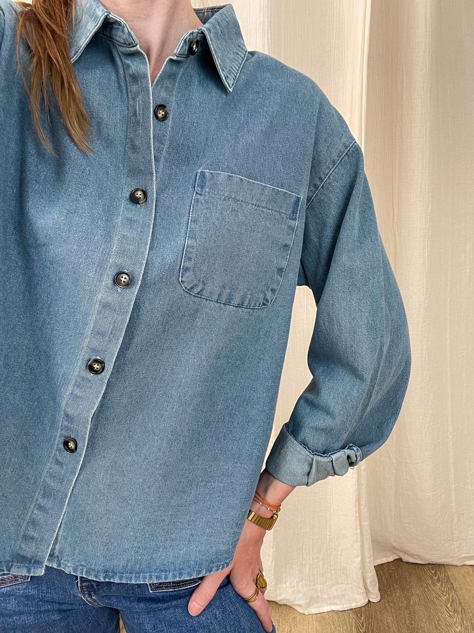 Chemise en jean bleu délavé femme coupe oversize avec poche poitrine et boutons contrastants style casual