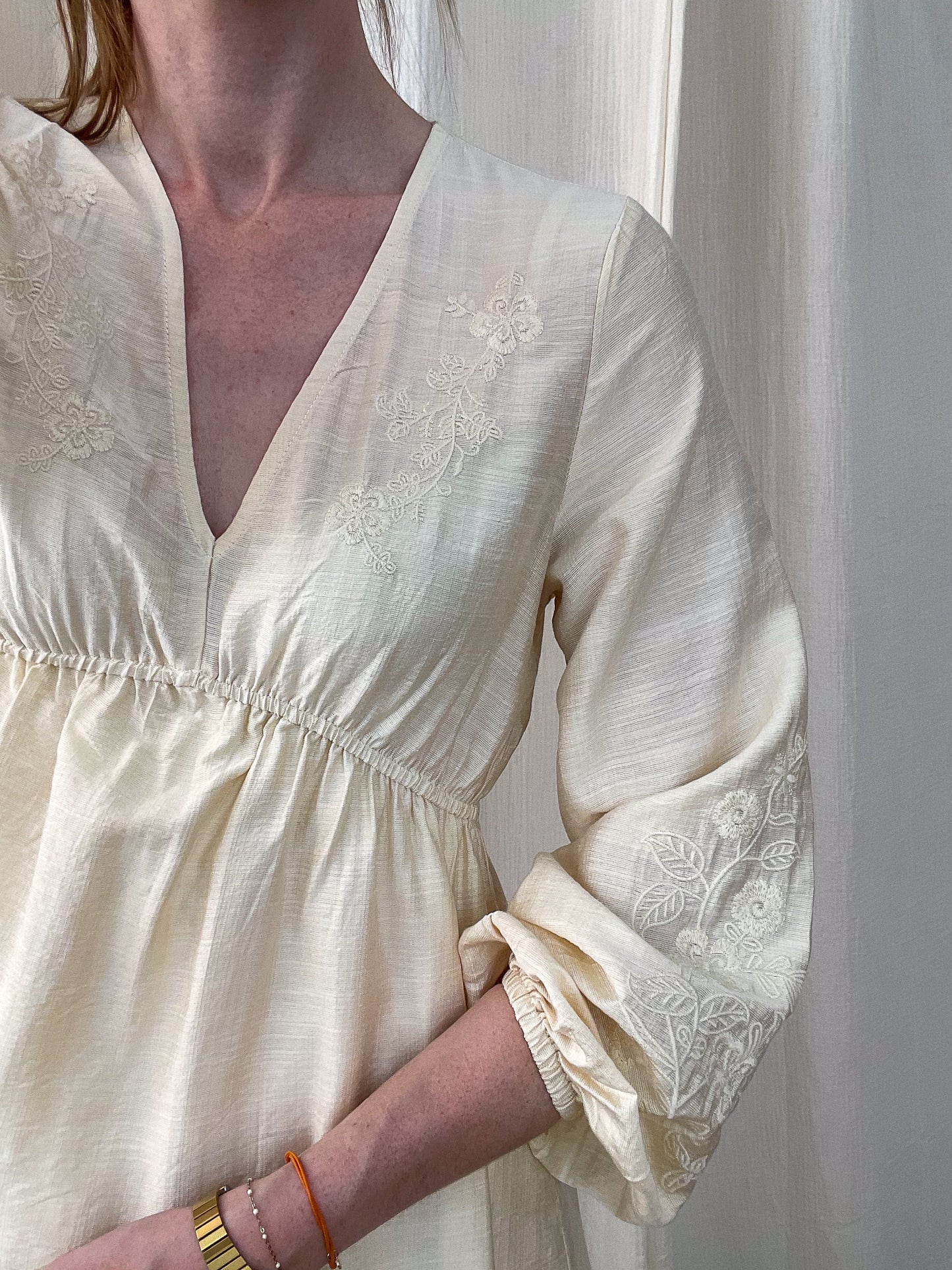 Robe Penny écrue en coton texturé broderie florale manches bouffantes style bohème chic femme