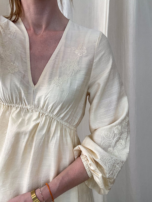 Robe Penny écrue en coton texturé broderie florale manches bouffantes style bohème chic femme