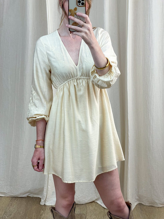 Robe Penny crème fluide col V manches bouffantes brodées style bohème chic femme