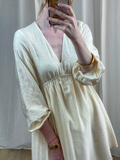 Robe Penny écrue en coton brodé style bohème, décolleté V et manches bouffantes, robe longue femme esprit romantique