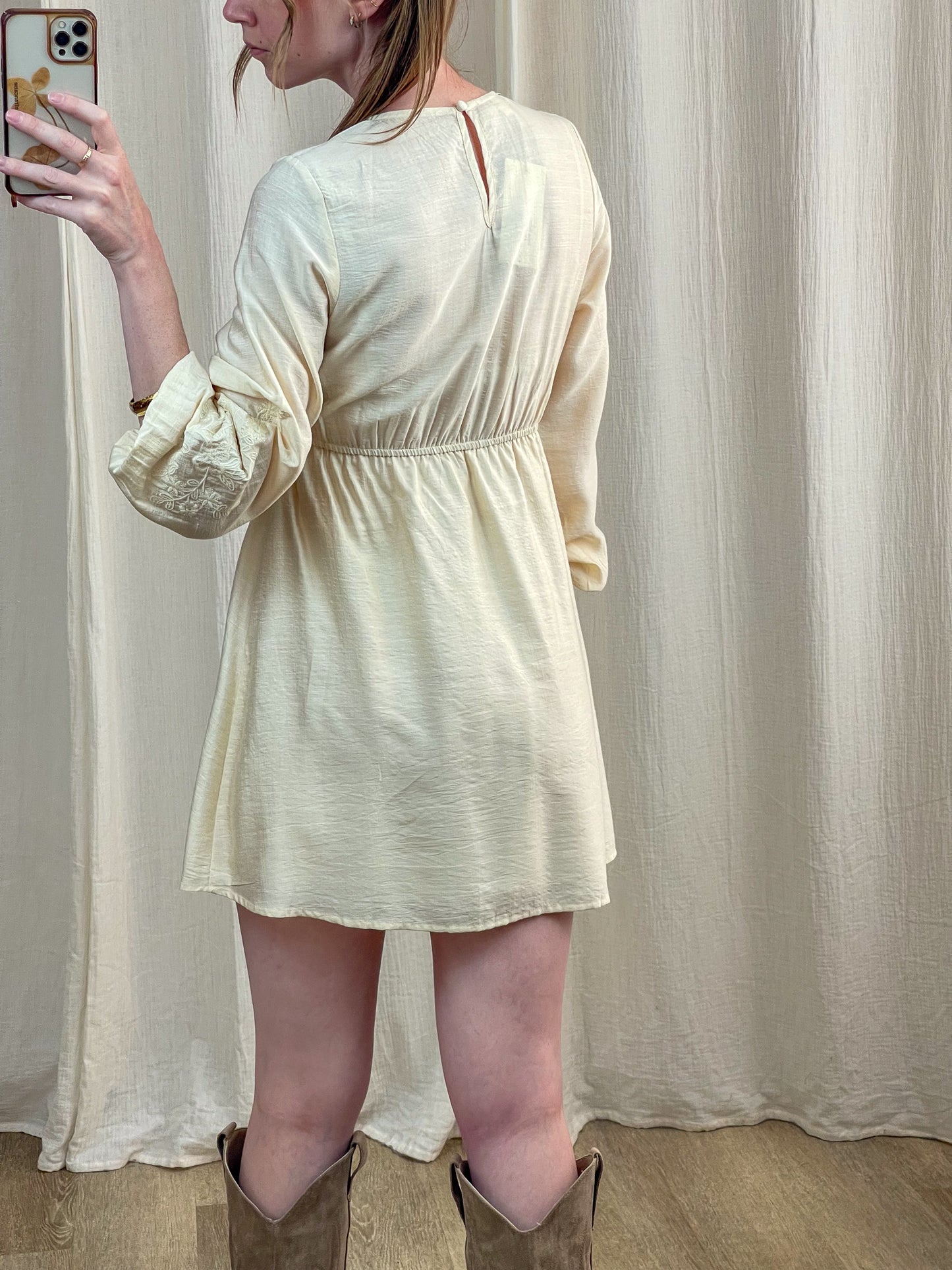 Robe Penny crème fluide manches longues bouffantes taille élastiquée style bohème chic femme