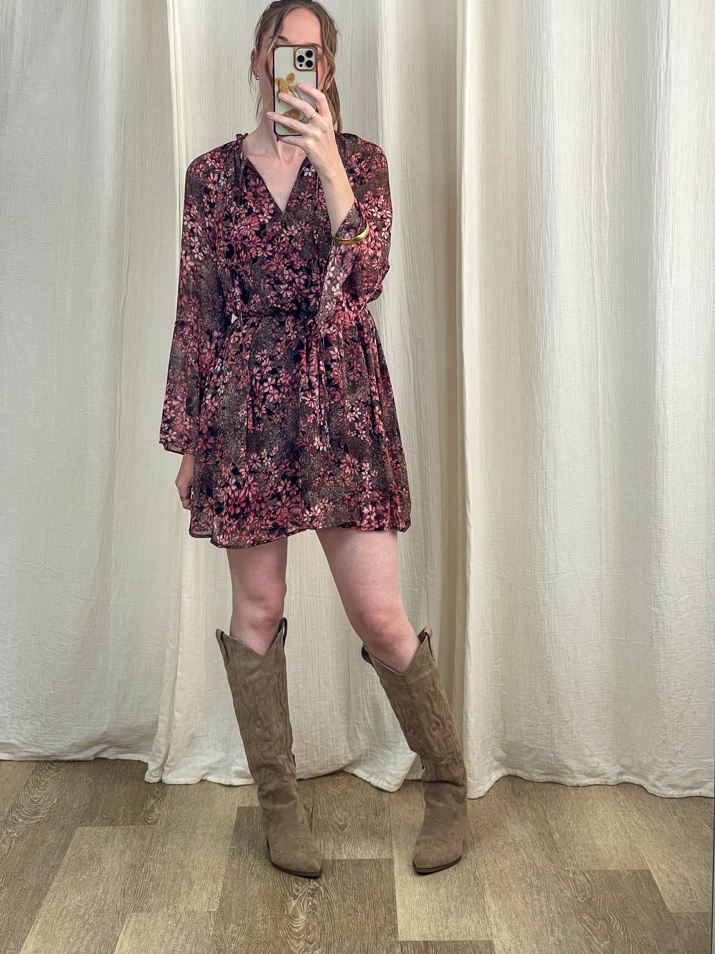 Robe Tess fleurie bordeaux et rose manches longues style bohème femme avec ceinture à nouer