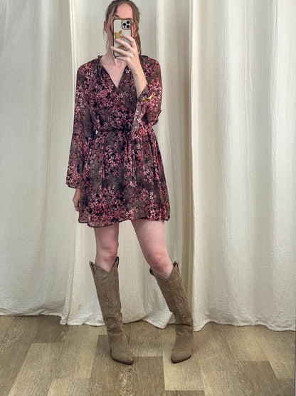 Robe Tess fleurie bordeaux et rose manches longues style bohème femme avec ceinture à nouer