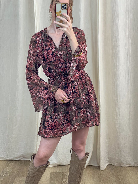 Robe portefeuille fleurie rose et bordeaux manches évasées style bohème chic femme