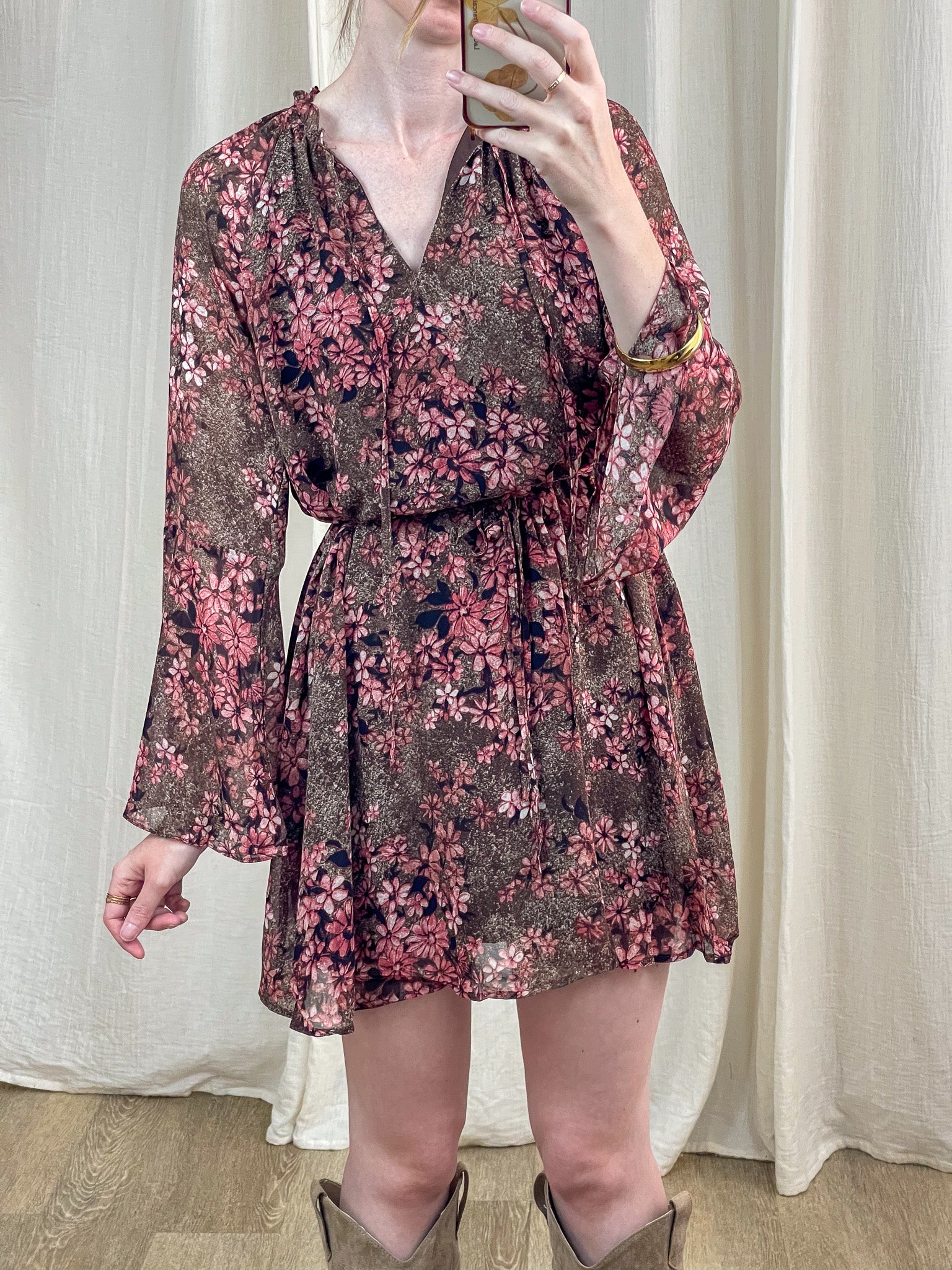 Robe courte fleurie rose et marron manches longues évasées style bohème femme avec ceinture à nouer