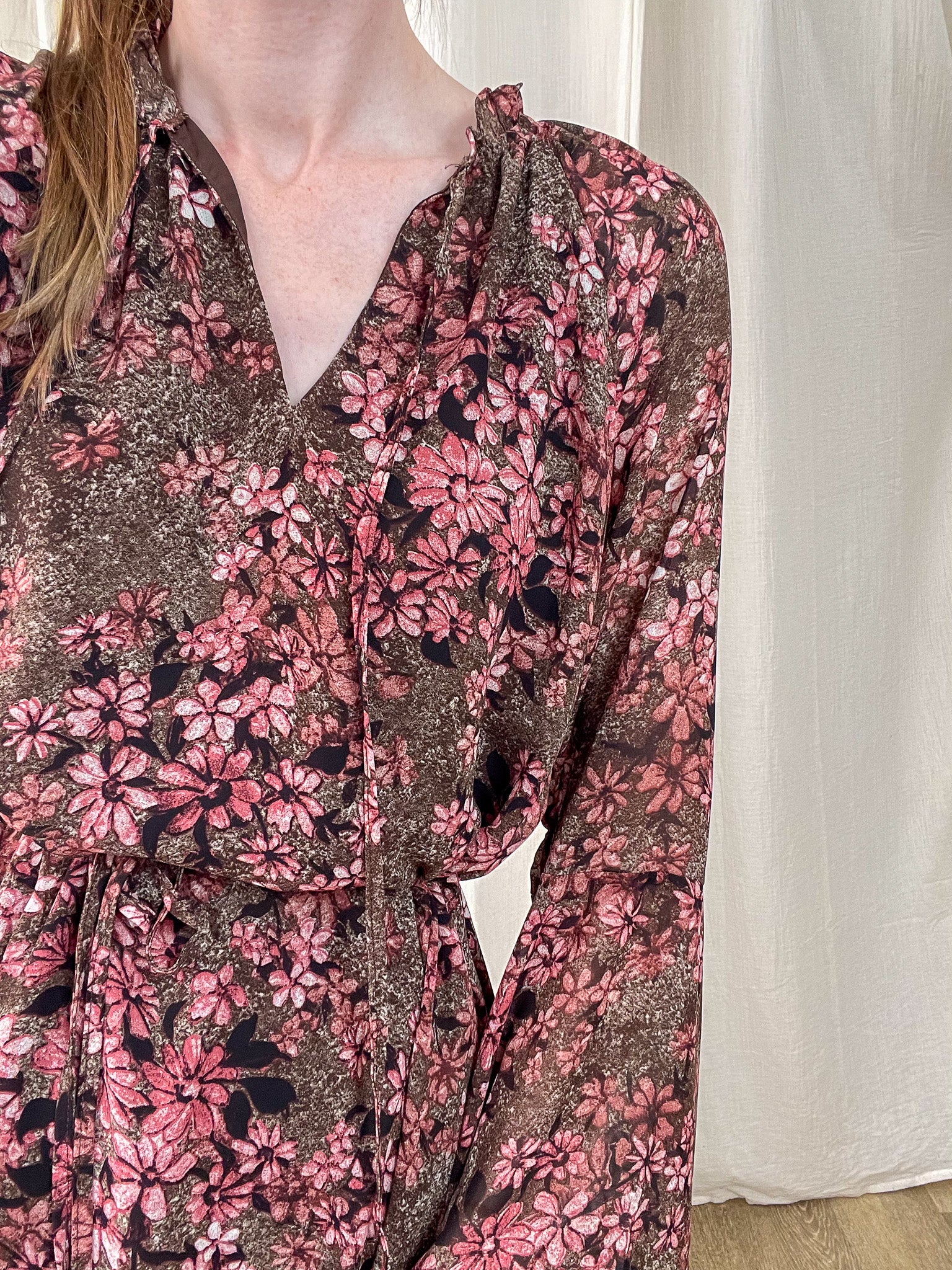 Robe Tess fleurie rose et marron col V manches longues style bohème chic femme