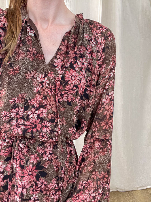Robe Tess fleurie rose et marron col V manches longues style bohème chic femme