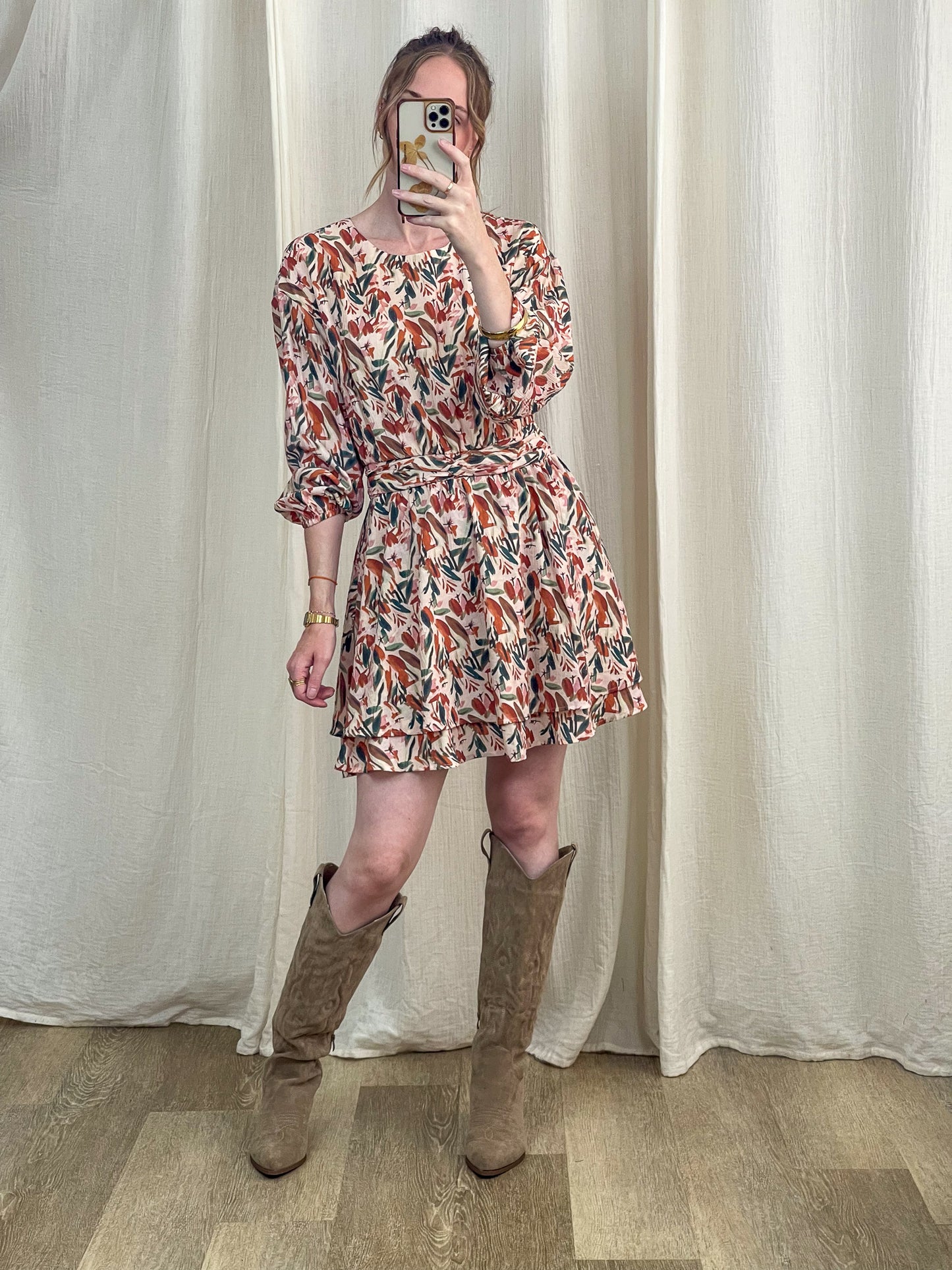Robe Darlene courte imprimé floral automnal manches 3/4 ceinturée style bohème chic femme