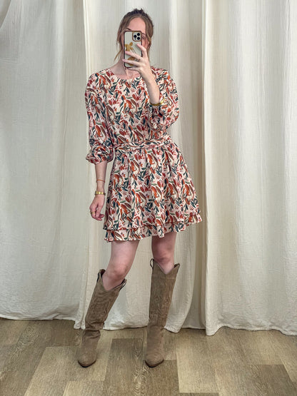 Robe Darlene courte imprimé floral automnal manches 3/4 ceinturée style bohème chic femme