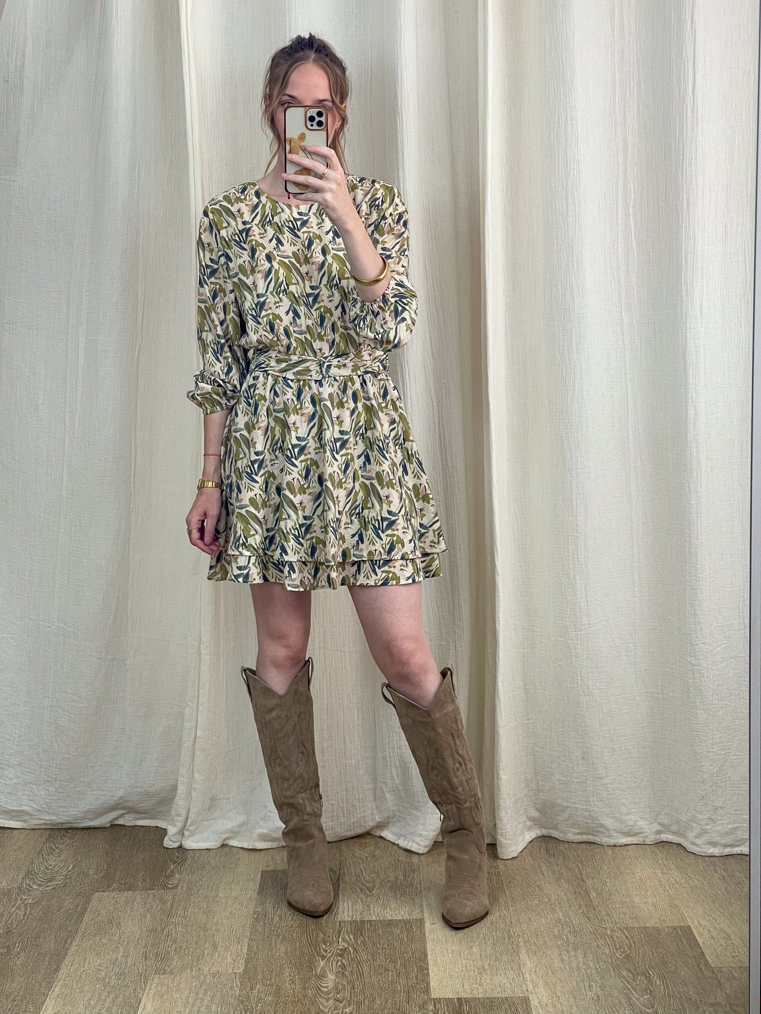 Robe Darlene courte imprimé feuillage vert et bleu, manches longues, style bohème femme, portée avec bottes western