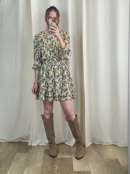 Robe Darlene courte imprimé feuillage vert et bleu, manches longues, style bohème femme, portée avec bottes western