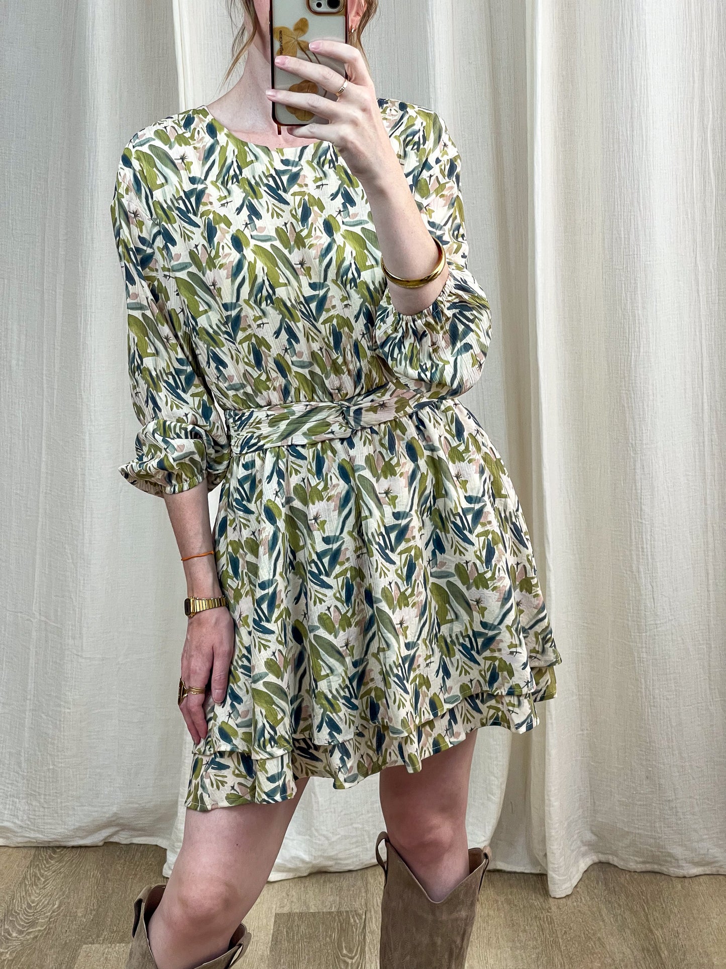 Robe Darlene fluide imprimé feuillage vert et bleu, manches 3/4 bouffantes et ceinture à nouer femme