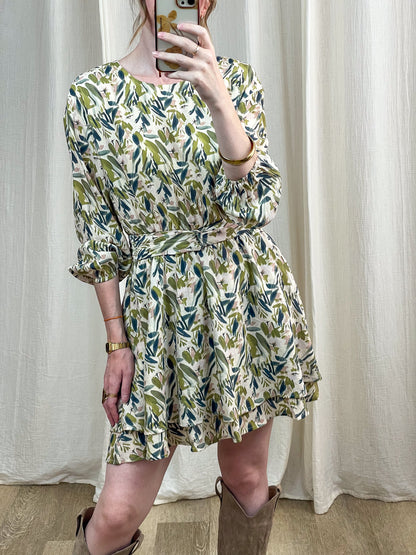 Robe Darlene fluide imprimé feuillage vert et bleu, manches 3/4 bouffantes et ceinture à nouer femme