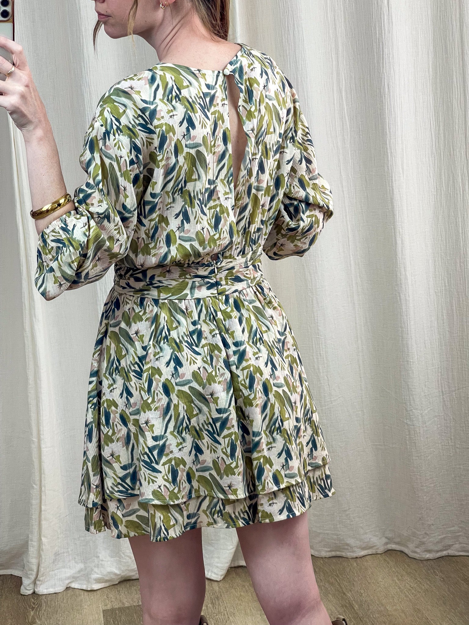 Robe courte imprimé feuillage vert kaki dos ouvert manches bouffantes style bohème femme