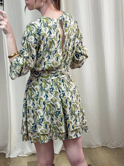 Robe courte imprimé feuillage vert kaki dos ouvert manches bouffantes style bohème femme