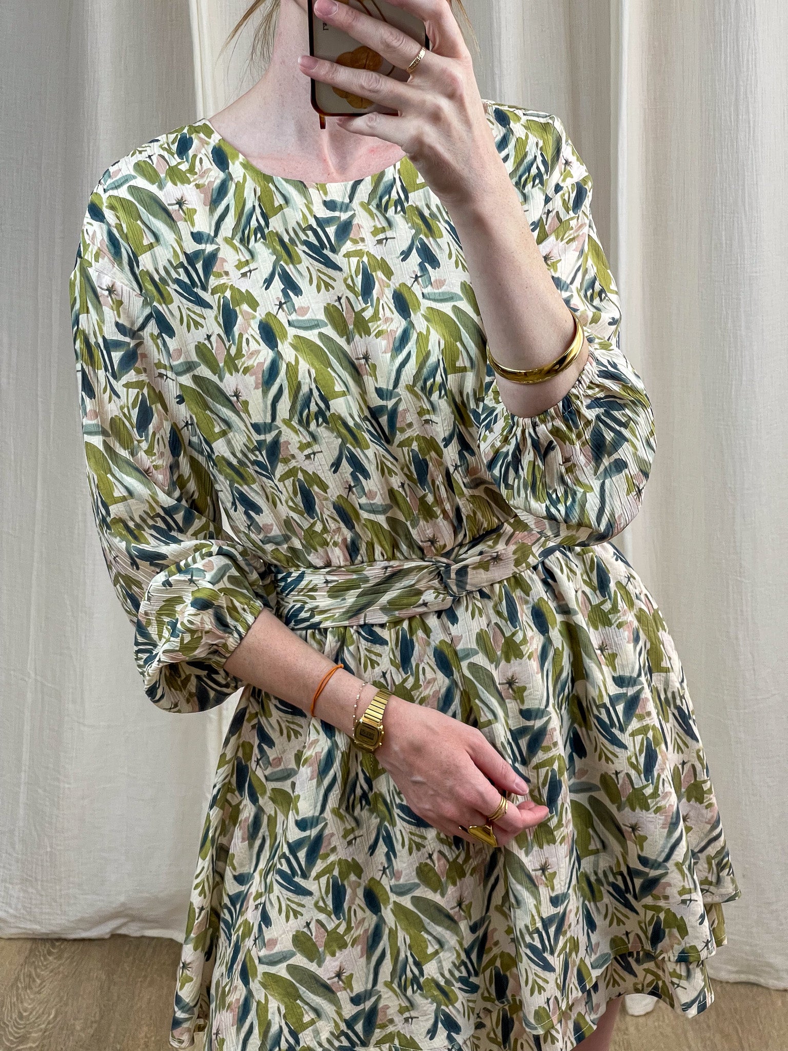 Robe Darlene fluide imprimé feuillage vert et bleu, manches longues et ceinture à nouer, style bohème femme