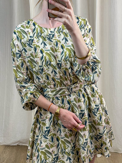 Robe Darlene fluide imprimé feuillage vert et bleu, manches longues et ceinture à nouer, style bohème femme