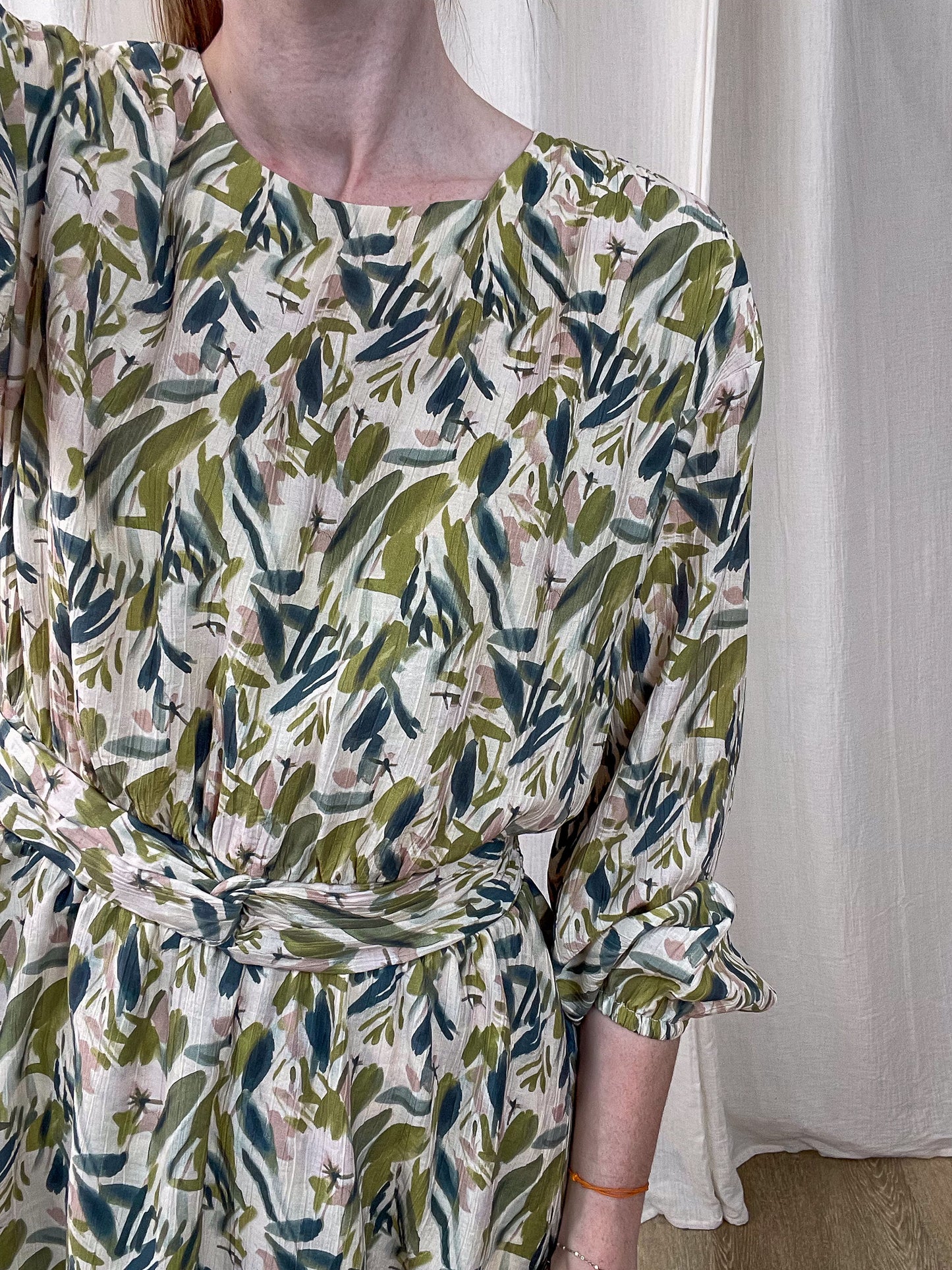 Robe Darlene fluide imprimé feuillage vert et bleu, manches longues et ceinture à nouer, style bohème chic femme