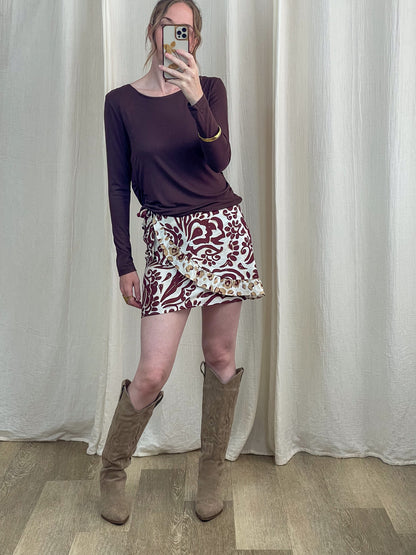 T-shirt manches longues bordeaux femme coupe ajustée basique porté avec jupe imprimée et bottes western