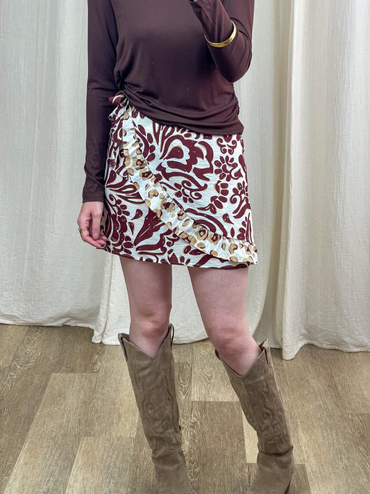 Jupe portefeuille imprimé floral bordeaux et blanc style bohème femme avec volant asymétrique
