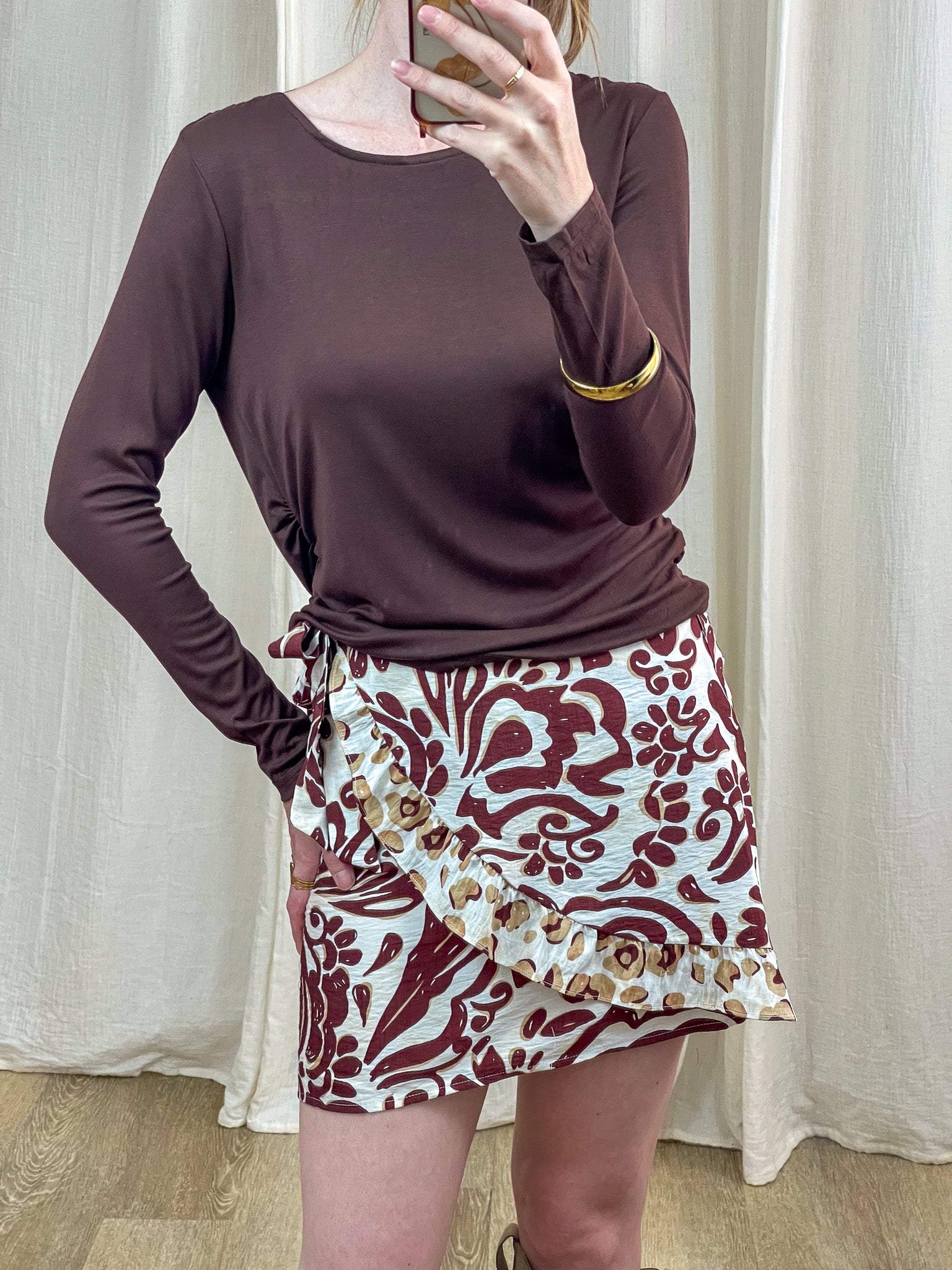 Jupe portefeuille Orla imprimé floral bordeaux et blanc avec volant femme style bohème chic