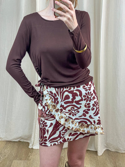 Jupe portefeuille Orla imprimé floral bordeaux et blanc avec volant femme style bohème chic
