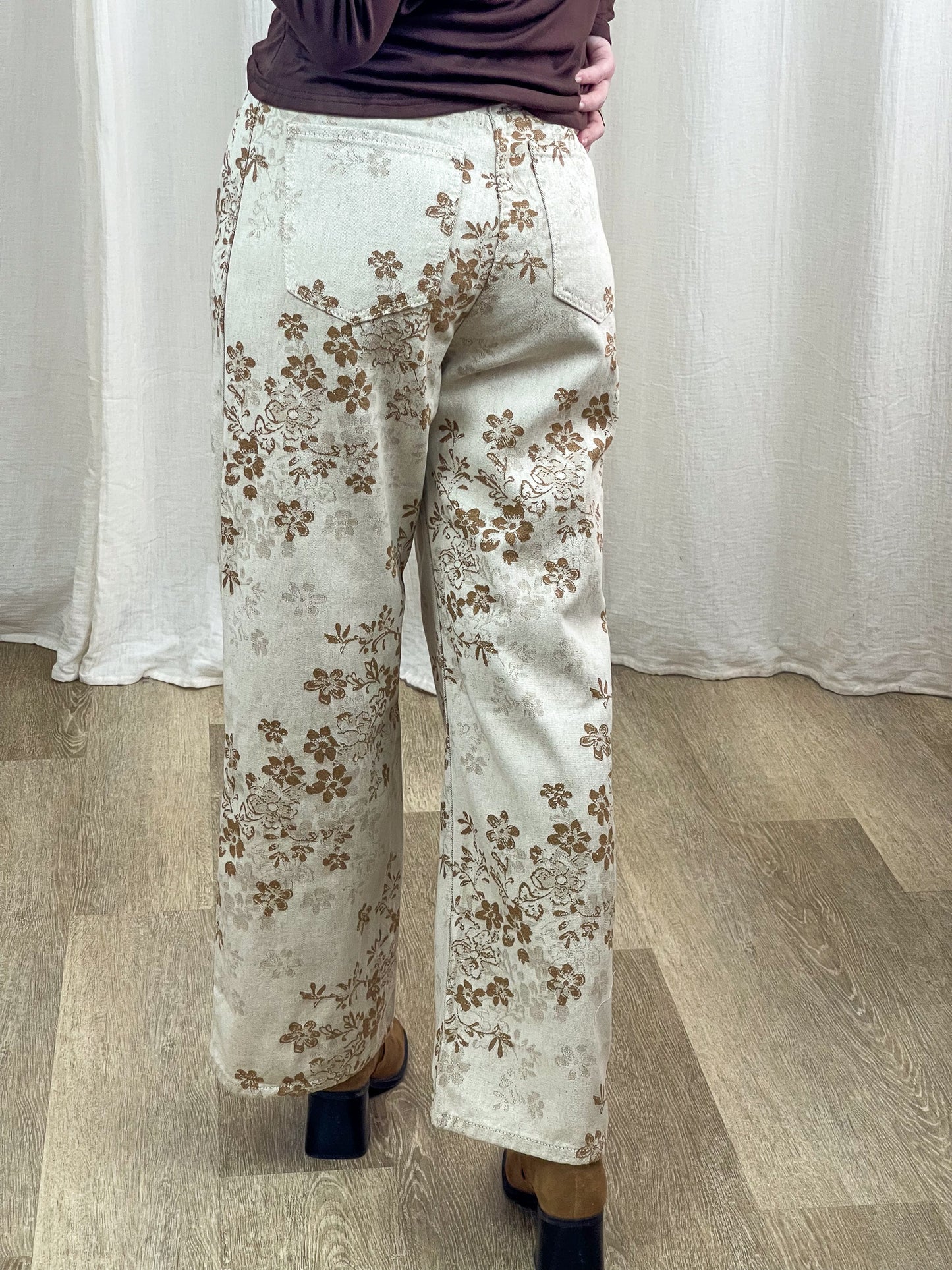 Pantalon large Ingrid beige imprimé fleurs marron style bohème femme avec poches arrière