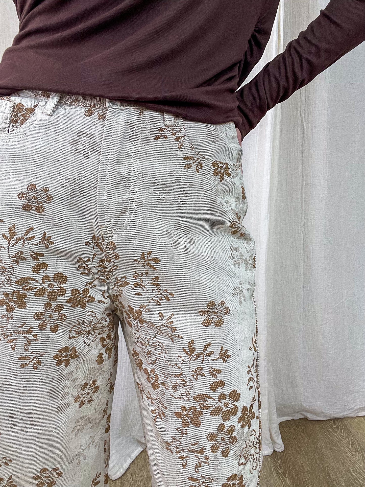 Pantalon Ingrid fluide argenté motif floral bronze coupe droite femme tendance chic