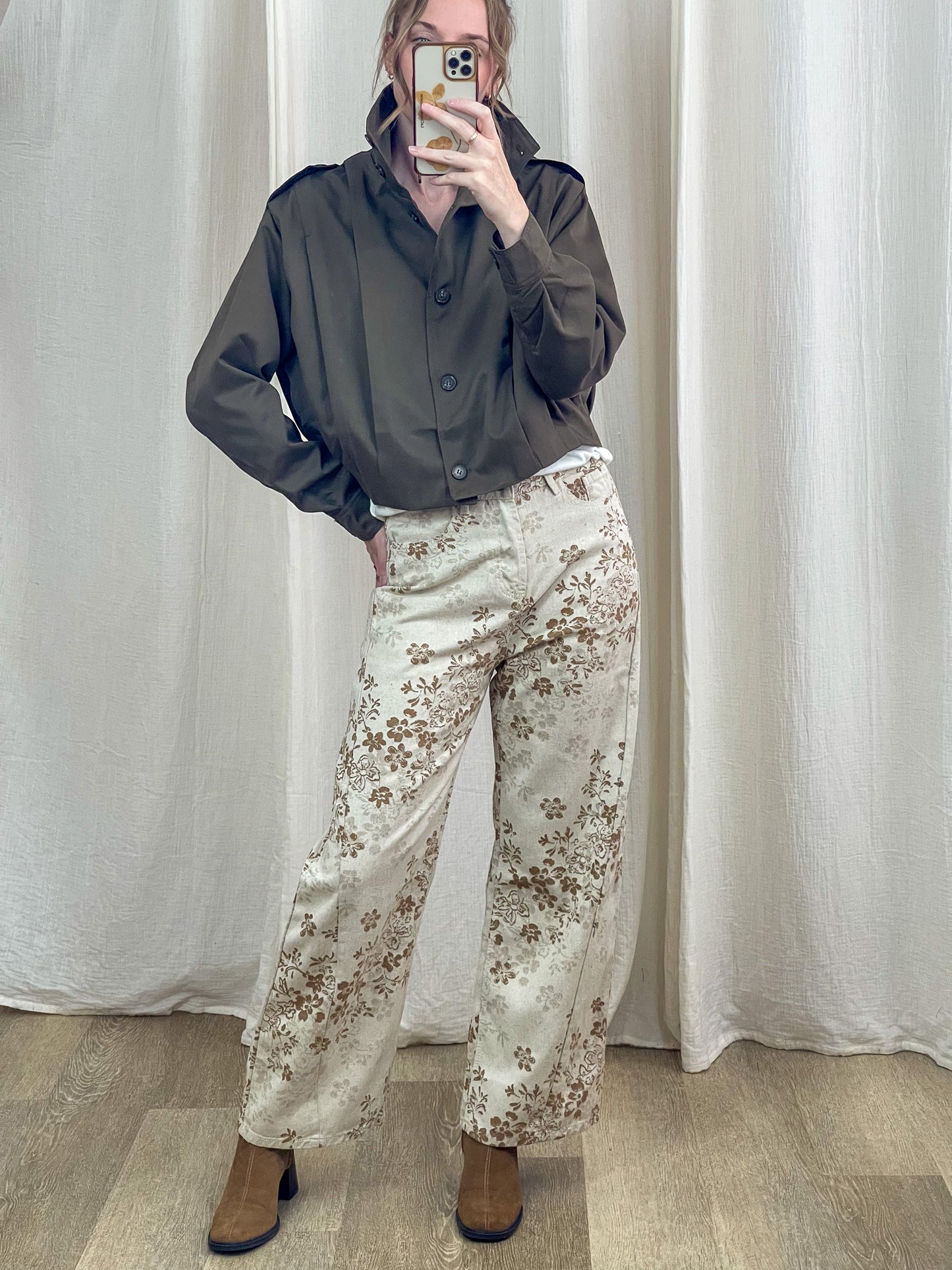 Veste Molly kaki oversize à boutons style chemise femme, portée avec pantalon floral beige et bottines camel
