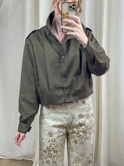 Veste courte kaki style militaire avec épaulettes et boutons, coupe oversize femme tendance