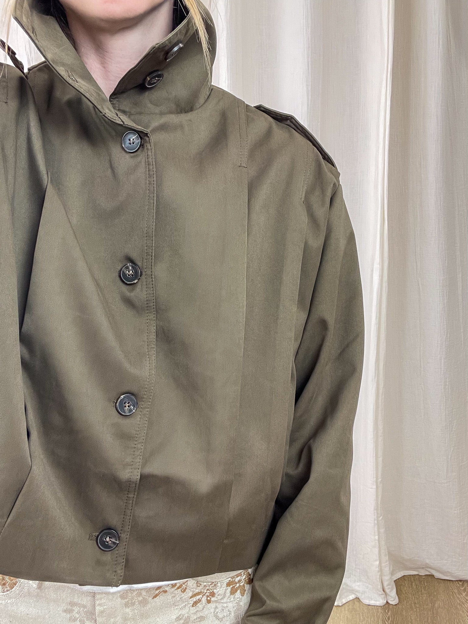Veste Molly kaki style militaire col montant boutons foncés coupe droite femme mi-saison