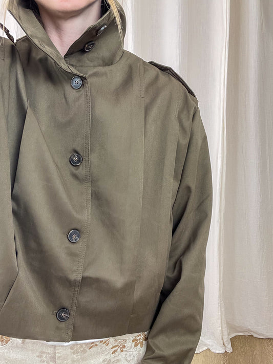 Veste Molly kaki style militaire col montant boutons foncés coupe droite femme mi-saison